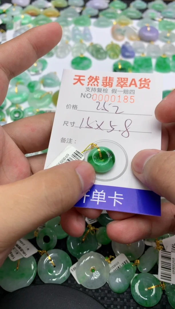 翡翠18K金镶嵌颈饰11111111111