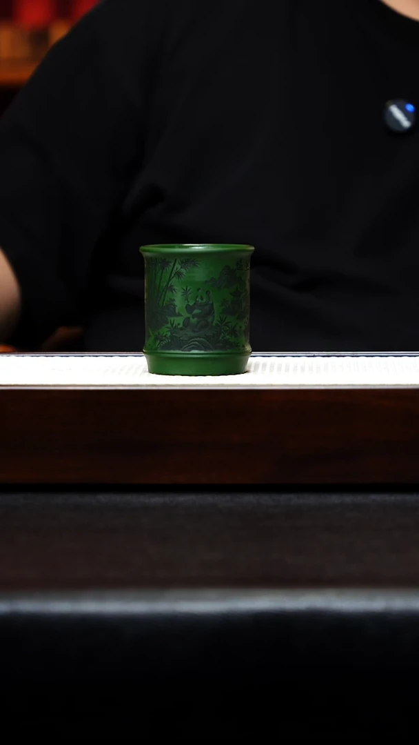 紫砂茶宠主人杯 绿泥刻绘熊猫竹趣
