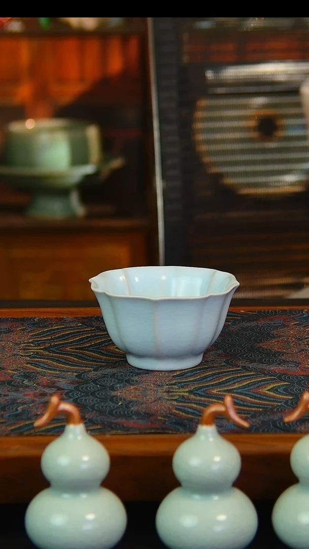 瓷片月白釉宝象杯