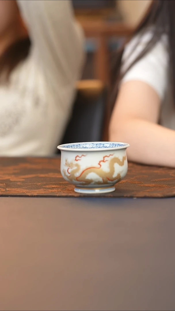成蕴窑暗刻金龙炉式杯