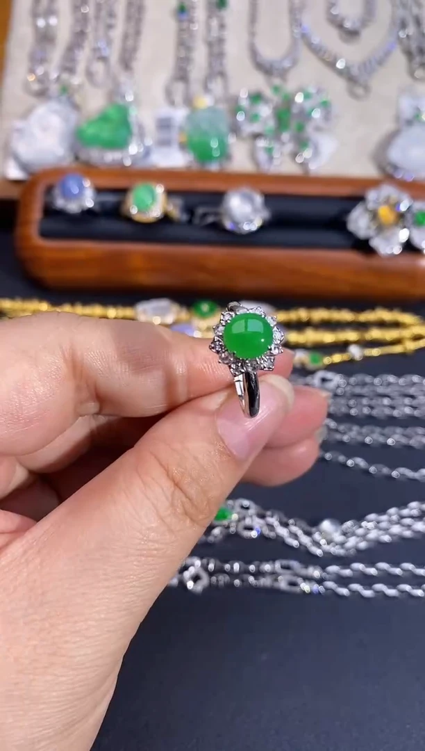 翡翠戒指18K金镶嵌戒指