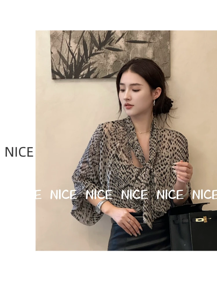 NICE【都市斑芒】印花法式高级感V领慵懒风上衣女