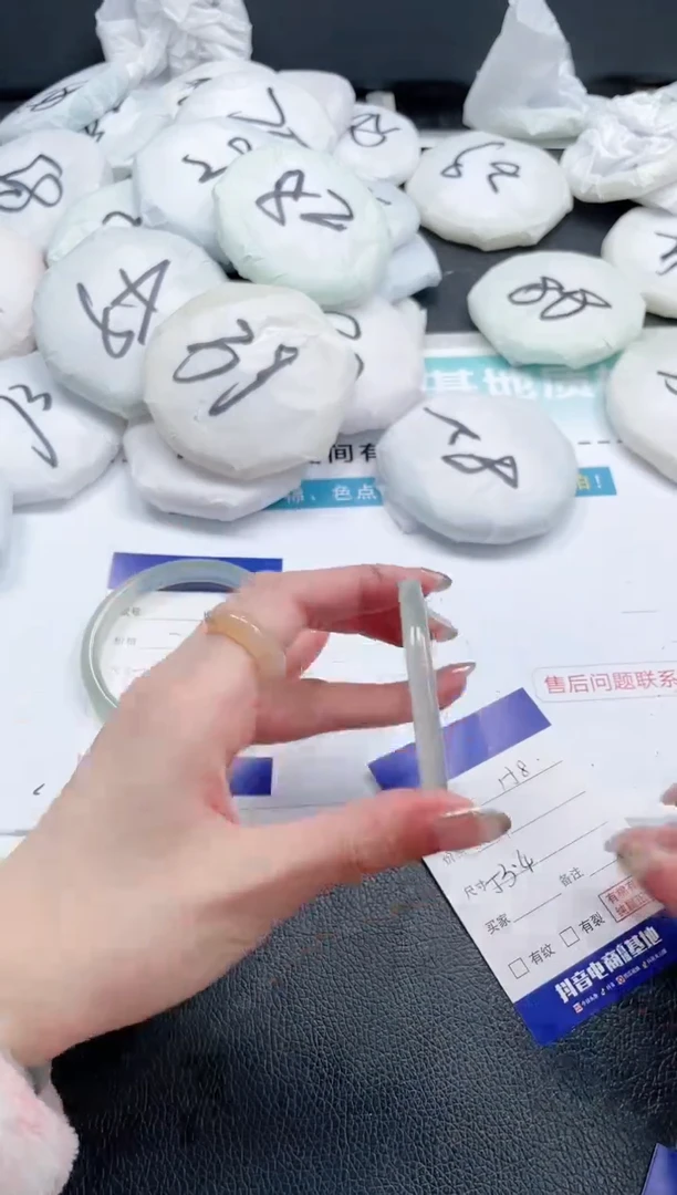 【闪购商品】石英质玉手镯未镶嵌25J158-53