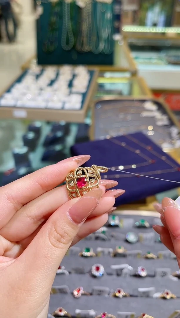 【闪购商品】红宝石吊坠(不含链)18K金镶嵌红宝石吊坠