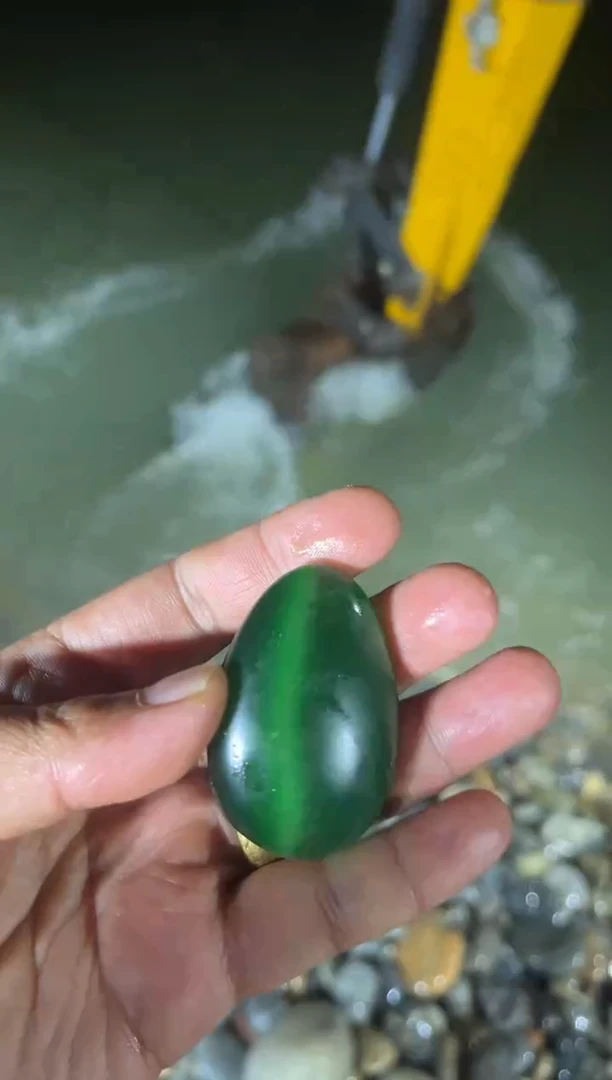 颈饰未镶嵌和田玉（糖玉）1