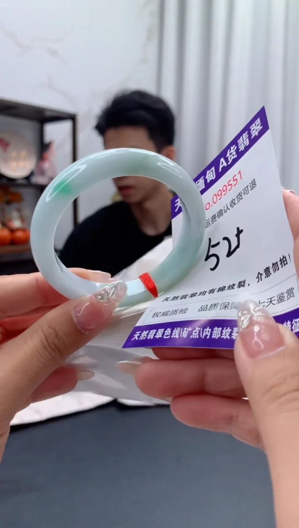 未镶嵌手镯翡翠有纹，完美者勿拍