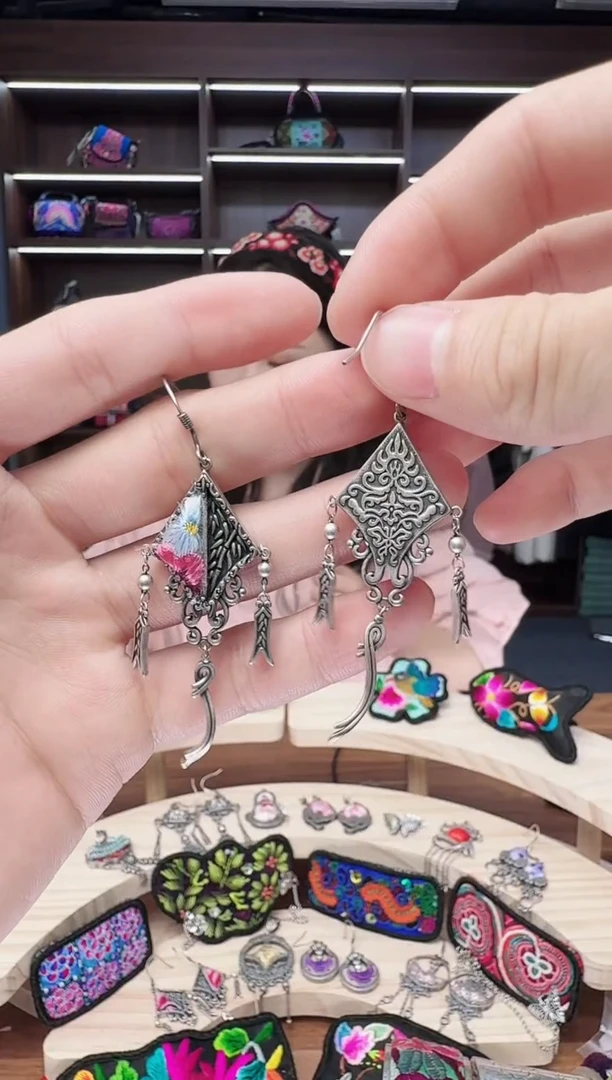 织绣11蒙阿苏苗绣传承店