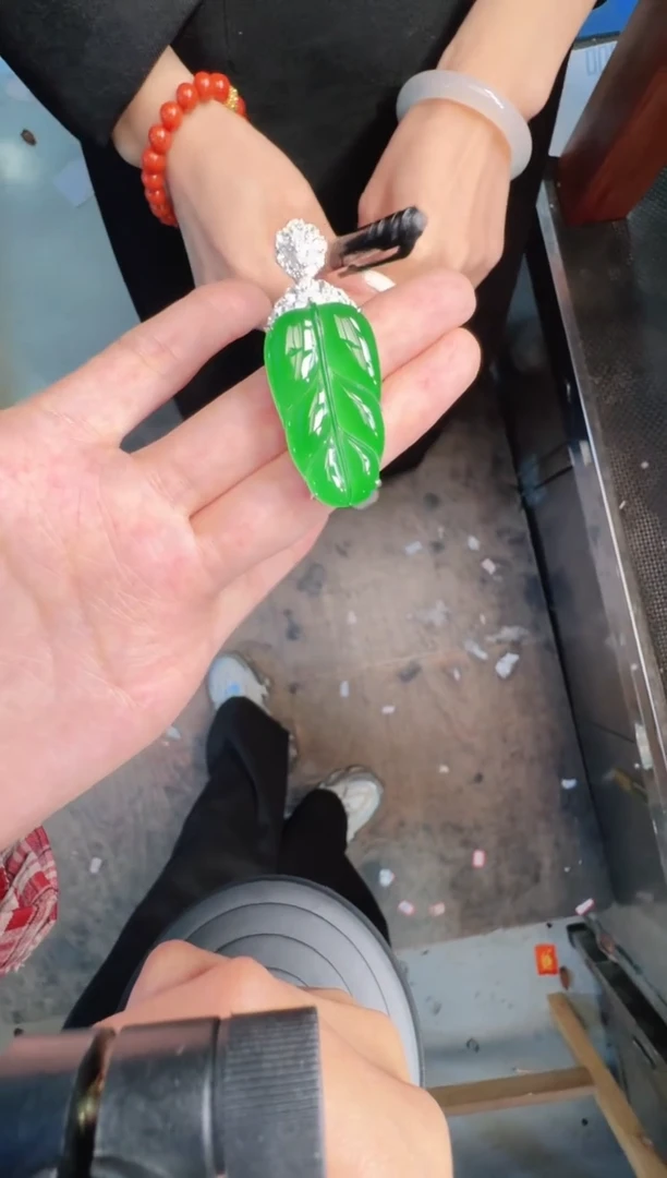 未镶嵌定制翡翠A货有轻微色差属于正常现象，叶子吊坠1