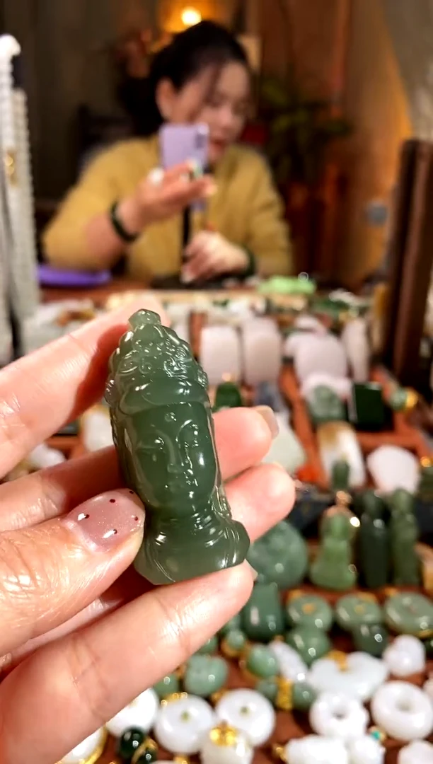 吊坠(赠链)未镶嵌和田玉.