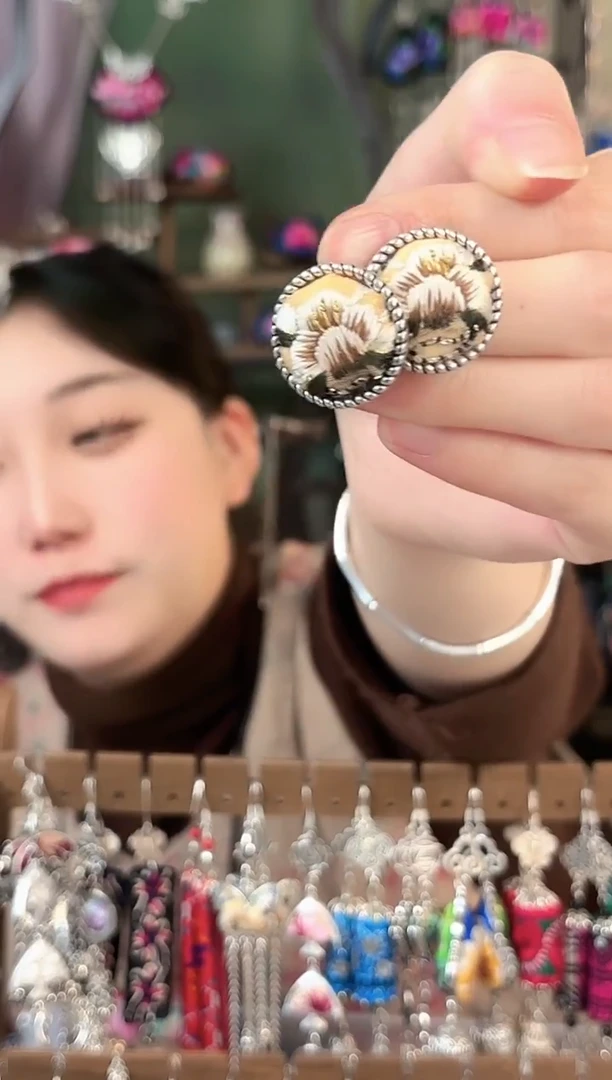 彩云南阁非遗老绣苗银饰品186
