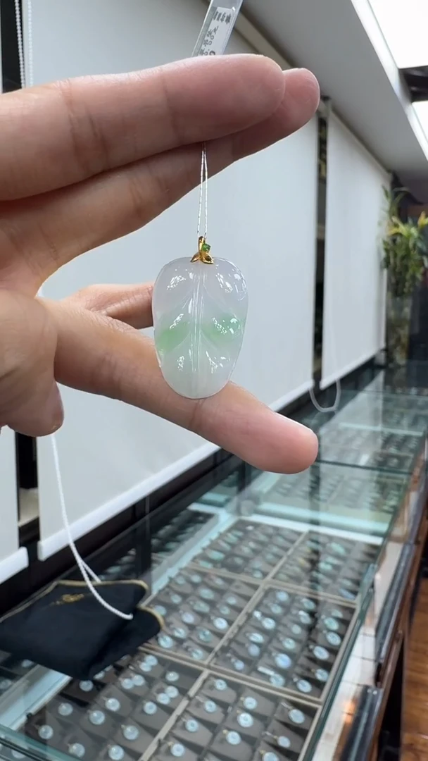 颈饰18K金镶嵌翡翠树叶
