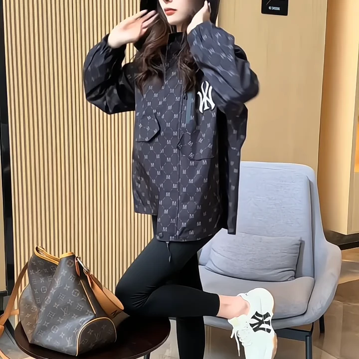 欧货轻奢定制女生情侣同款连帽冲锋衣网红同款春秋季时尚百搭出行