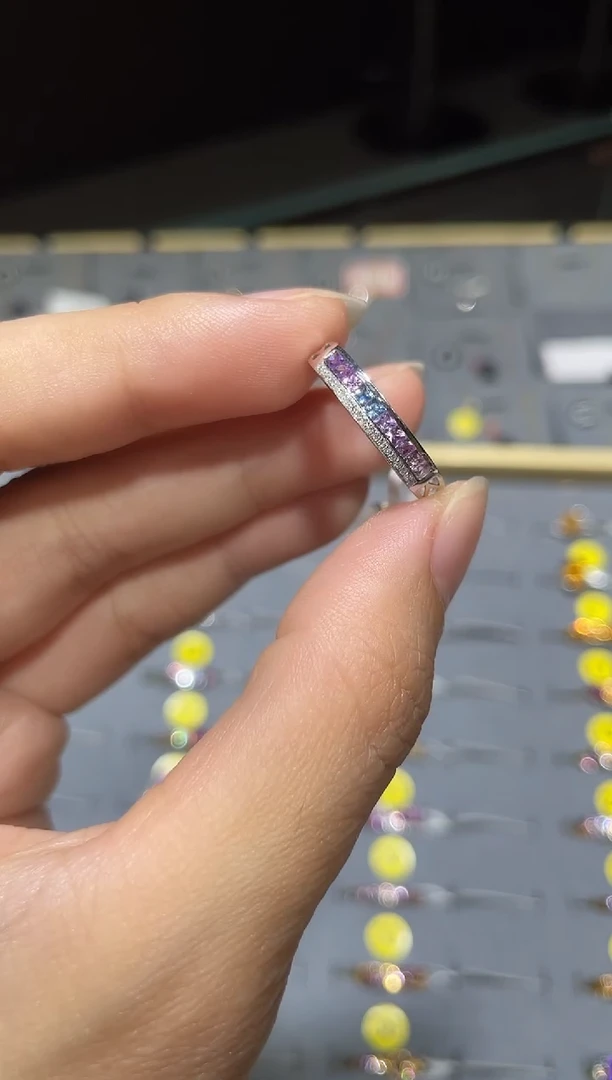 戒指彩色蓝宝石18K金镶嵌1