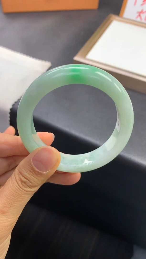 未镶嵌手镯翡翠退货需手镯吊牌标签完好