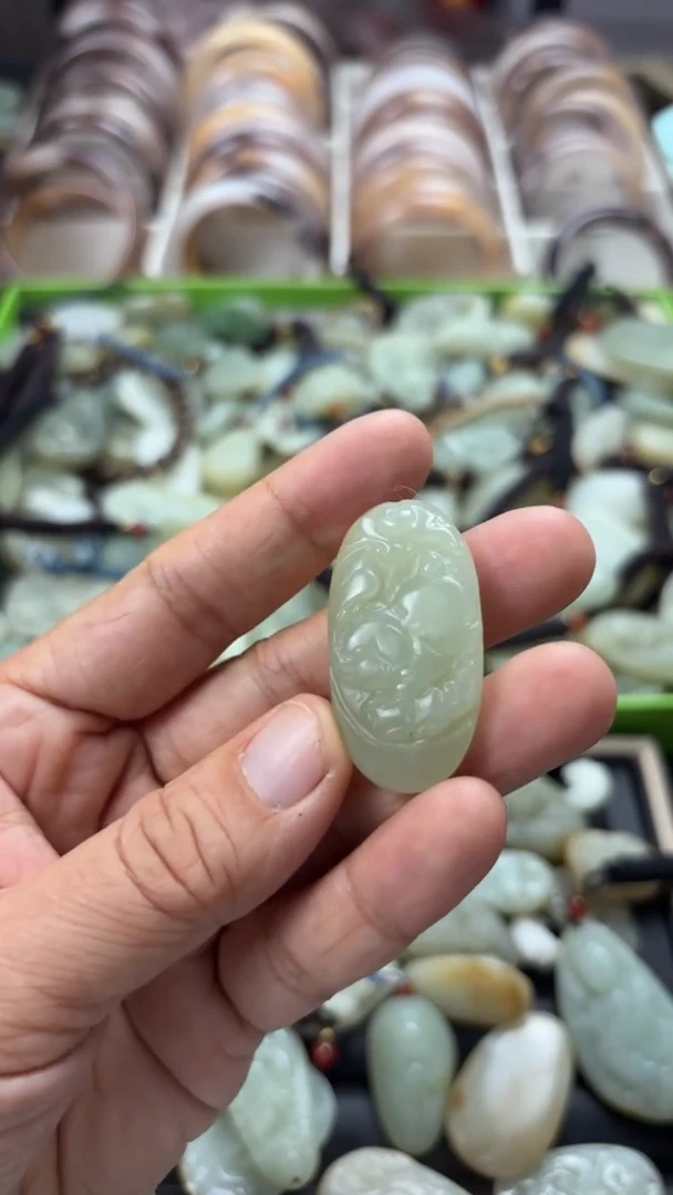 颈饰未镶嵌和田玉（多样性发一件）没有证书有瑕