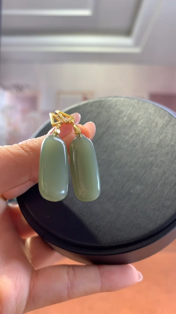 银S925镶嵌和田玉挂件湖水绿耳钩一对
