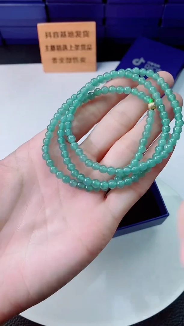 翡翠未镶嵌颈饰   `