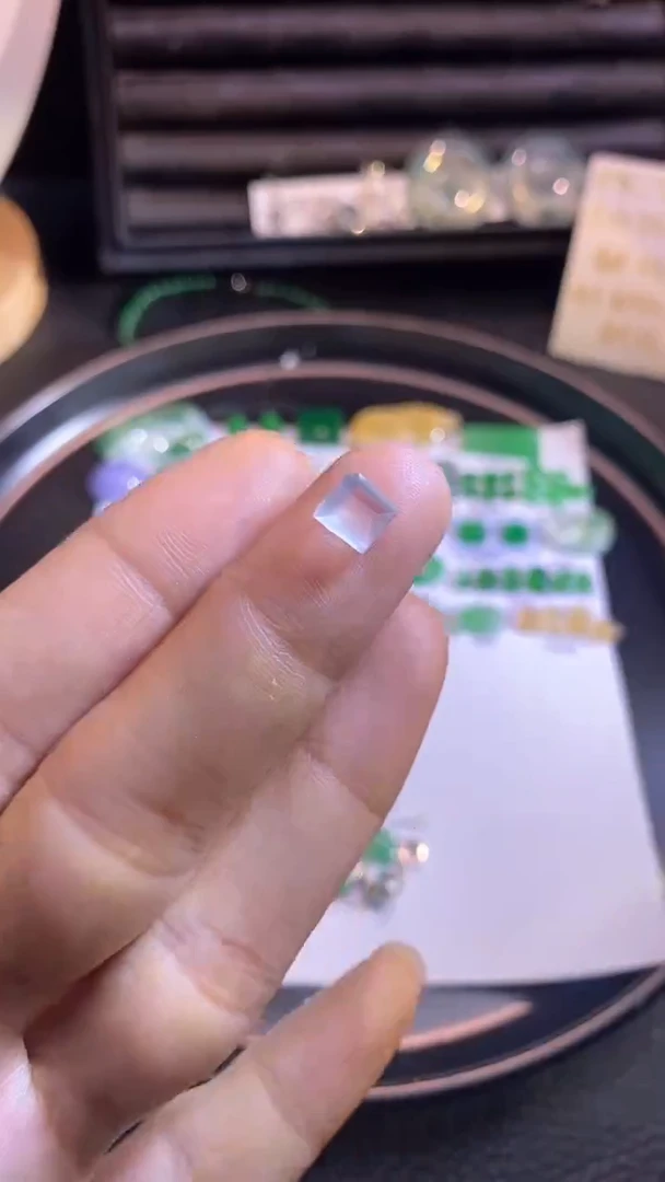 翡翠挂件未镶嵌切割