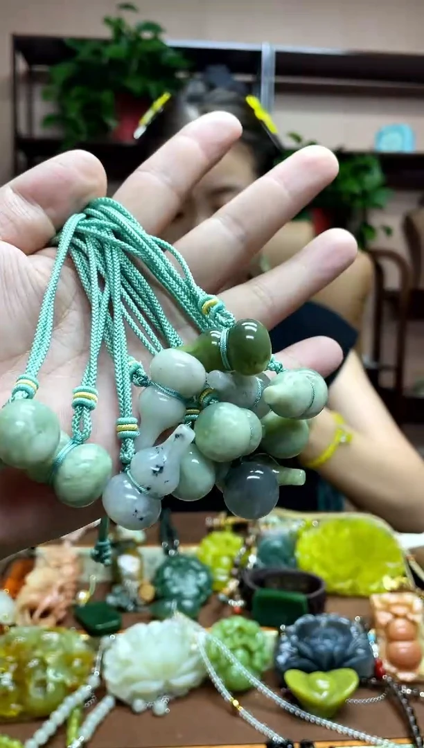 未镶嵌岫玉吊坠多样性发货发其中之一