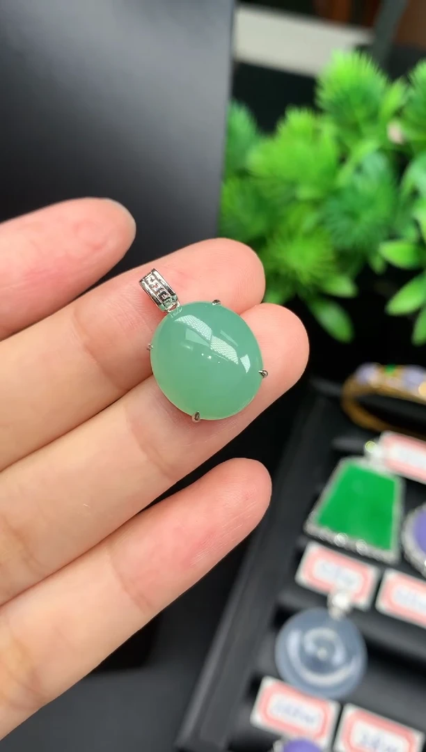 吊坠(不含链)18K金镶嵌翡翠蛋面