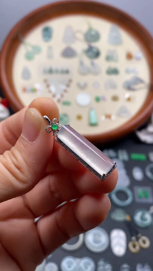 颈饰18K金镶嵌翡翠高冰柱子/芬