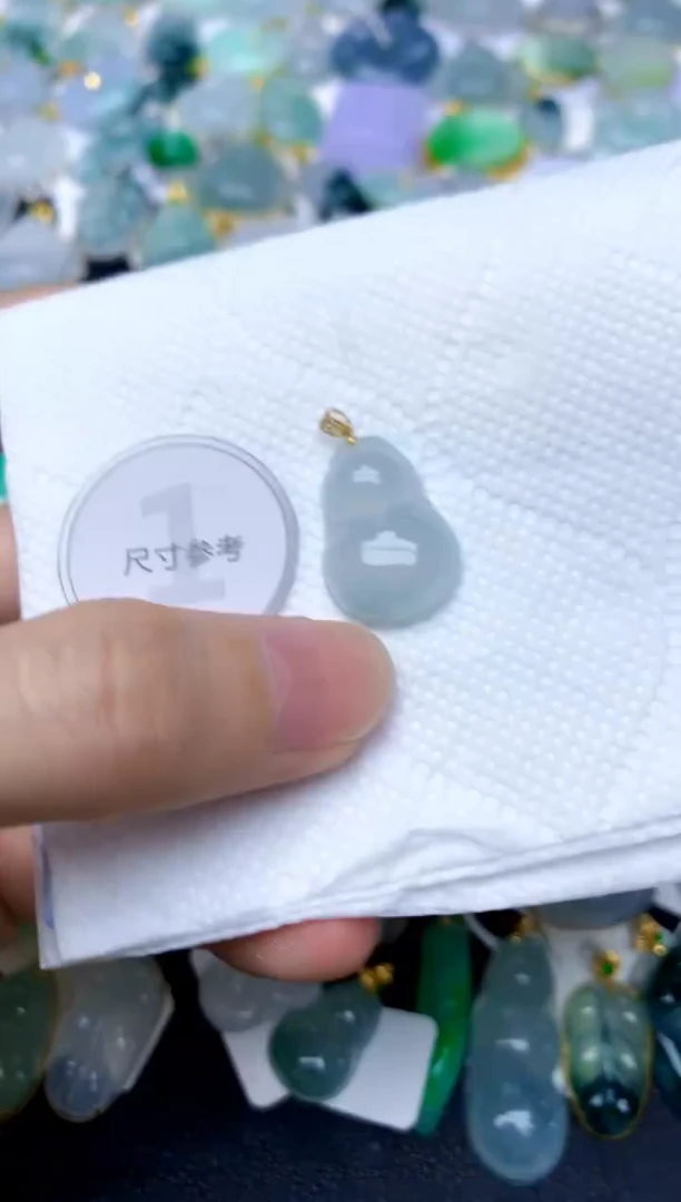 颈饰18K金镶嵌翡翠天然A货翡翠