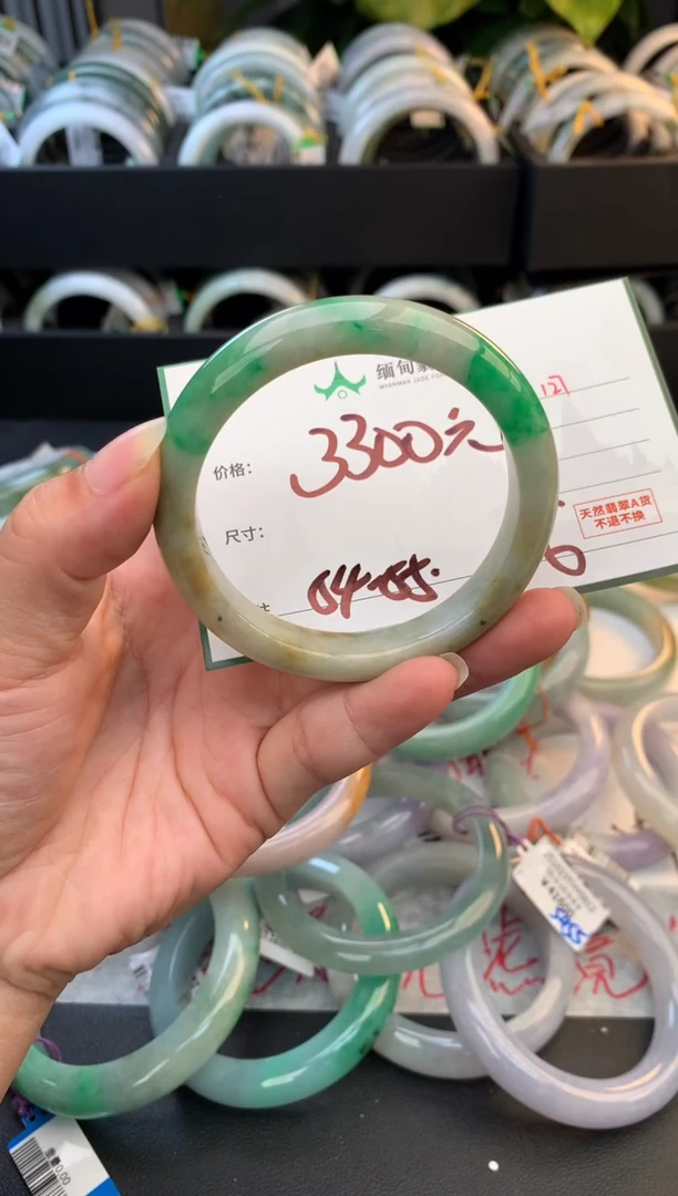 未镶嵌定制翡翠毛货需精细抛光+多人