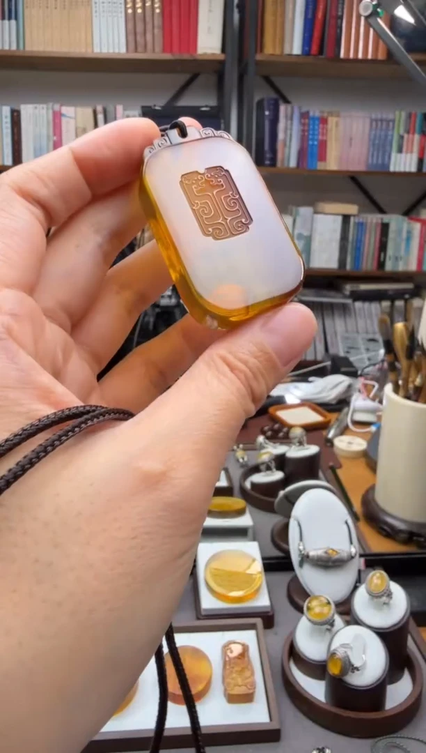 未镶嵌颈饰琥珀仿古夔龙吊坠