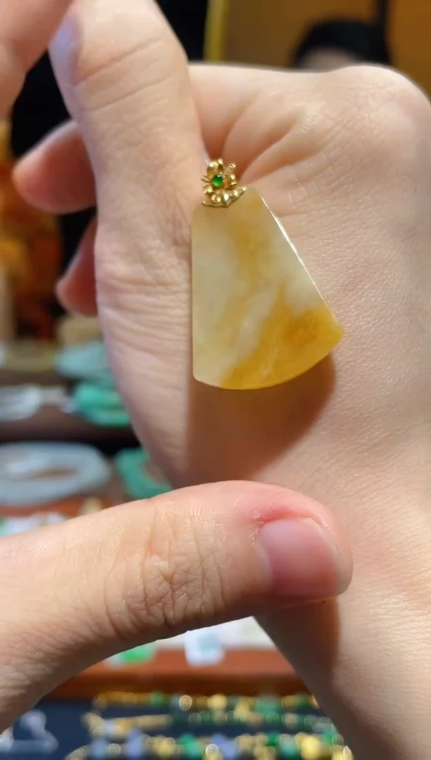 颈饰18K金镶嵌翡翠无事牌