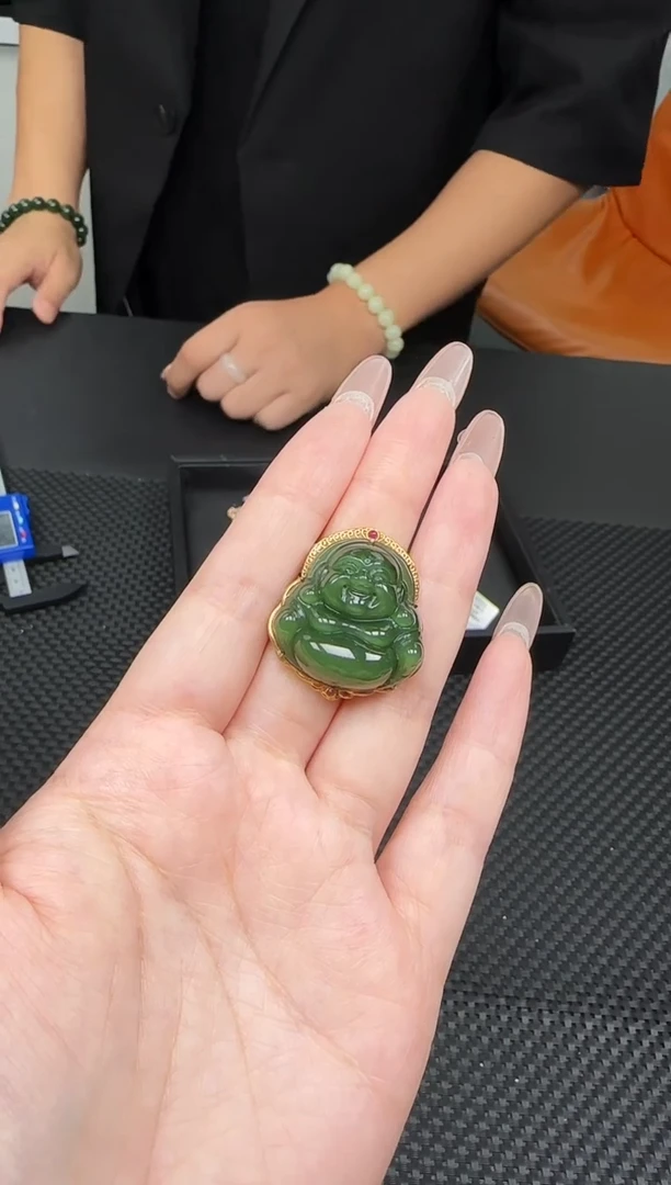 吊坠(不含链)18K金镶嵌和田玉一个，多样性发一件