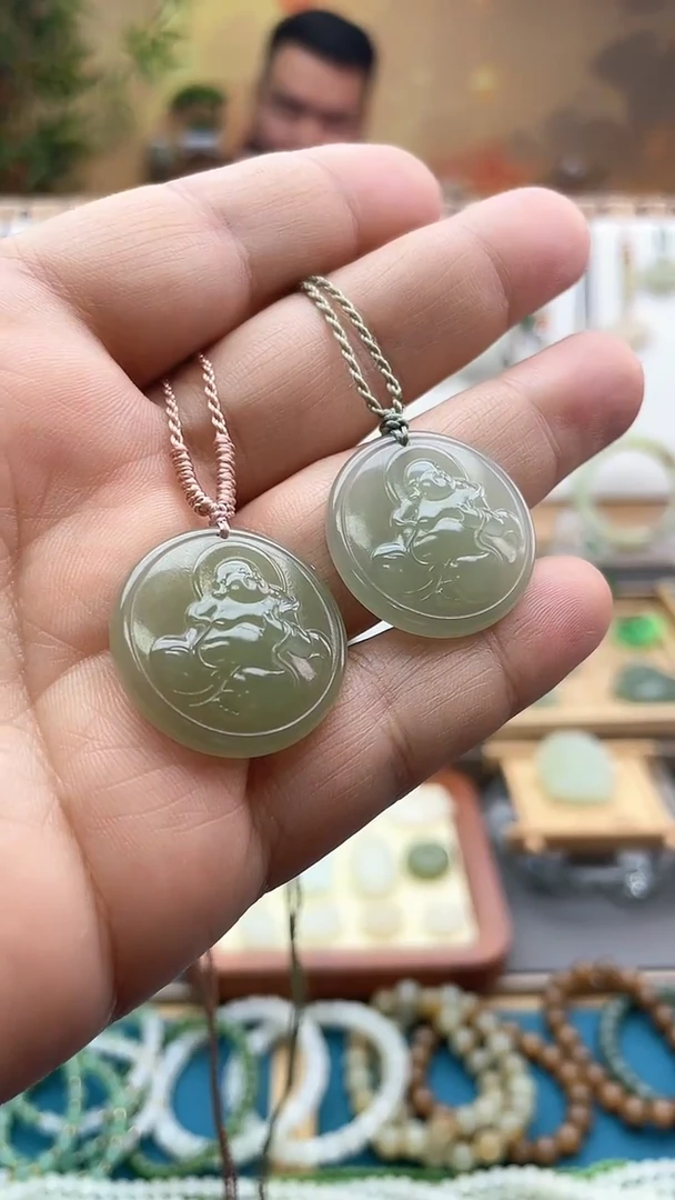 吊坠(不含链)未镶嵌和田玉约卡26mm福在眼前佛牌，多样性发一件