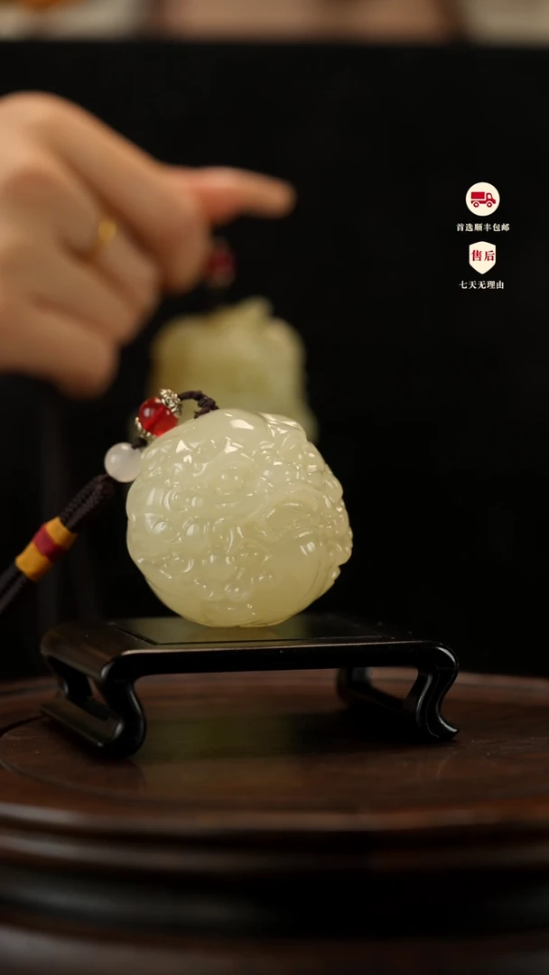 云南石竹叶青雕刻：醒狮貔貅手把件