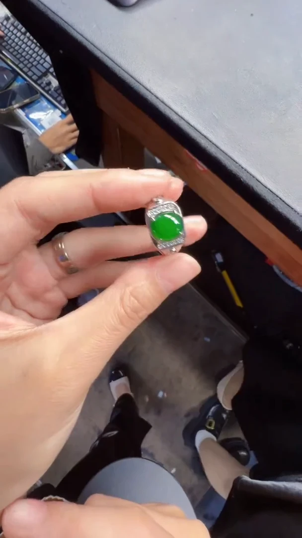 未镶嵌定制翡翠翡翠A货有轻微色差属于正常现象，戒指多样性发货1