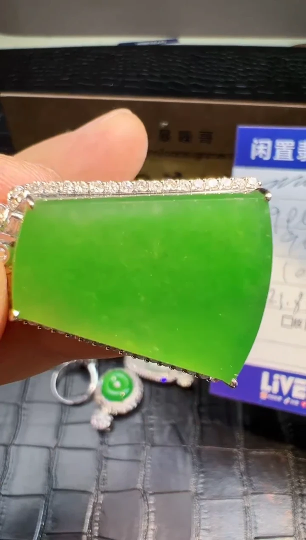 【闪购商品】翡翠颈饰18K金镶嵌翡翠回流