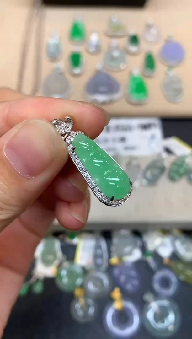 颈饰18K金镶嵌翡翠福豆【无服务费