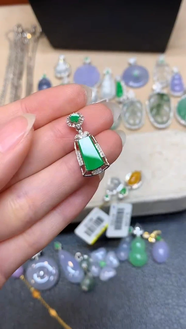 颈饰18K金镶嵌翡翠无事牌【无服务费