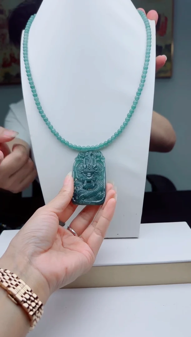 翡翠未镶嵌颈饰多样性发其一