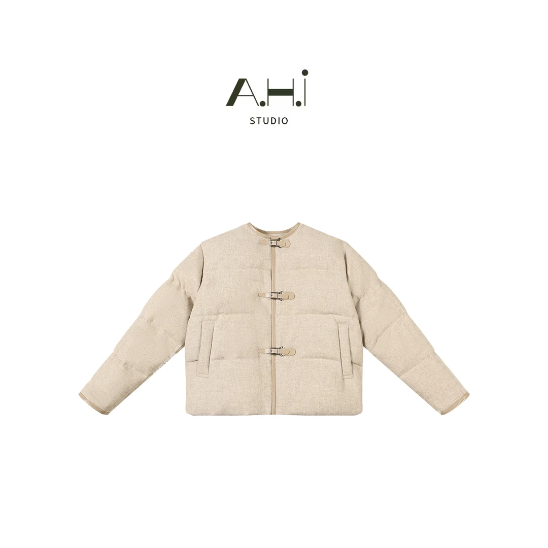 【A.H.I】90鹅绒卡扣圆领长袖冬羊毛短款羽绒服19553