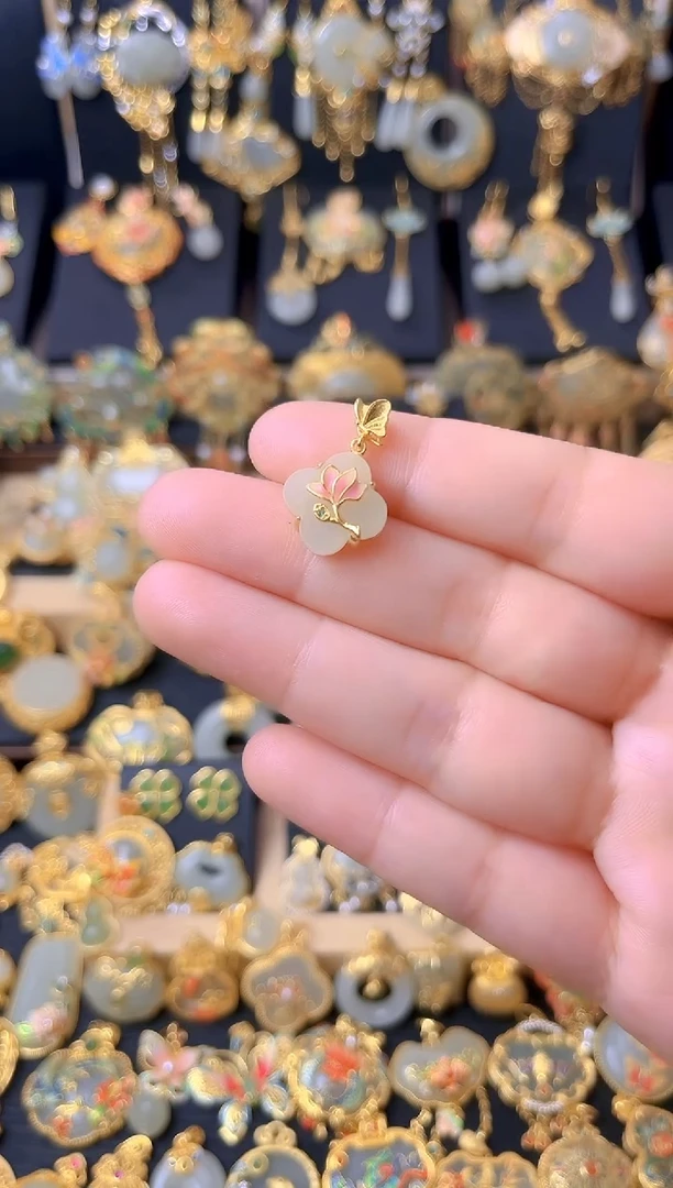 颈饰银S925镀金镶嵌和田玉蝶恋花荷花四叶草吊坠