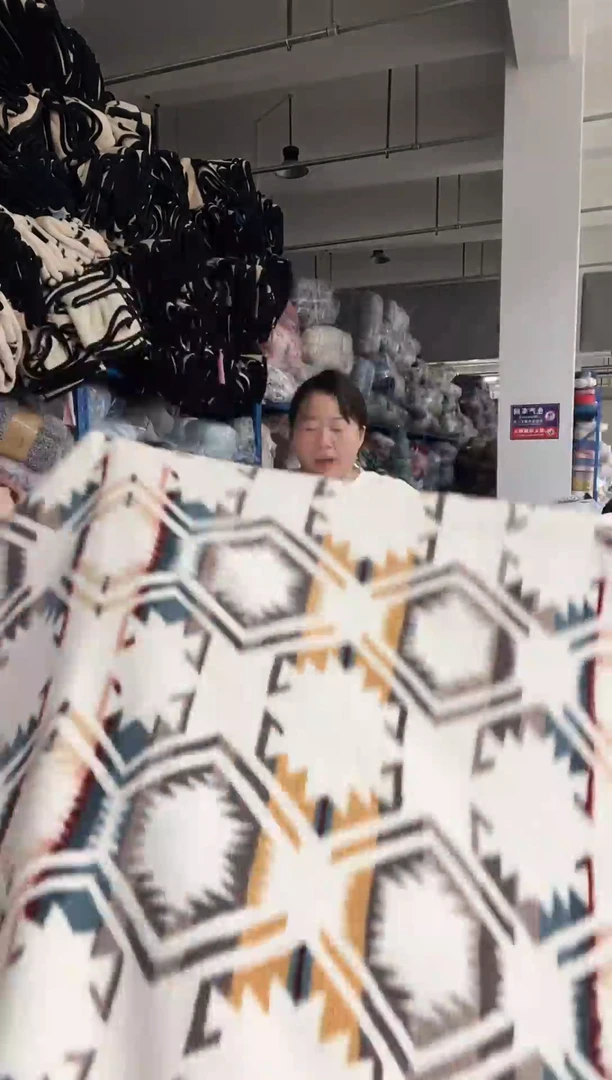 混纺主播手上展示的产品