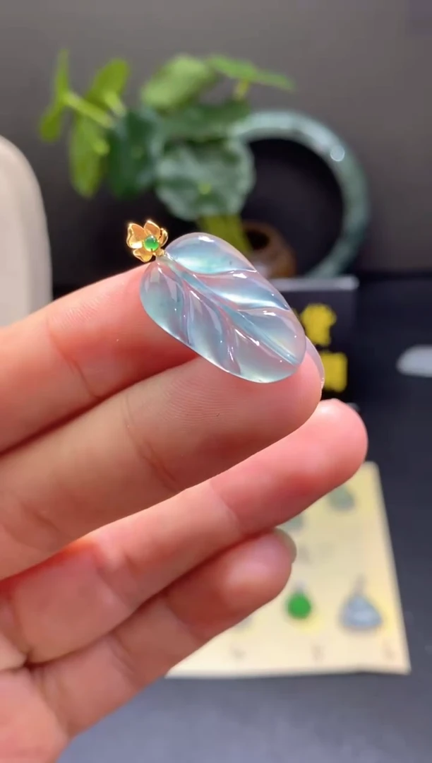 翡翠18K金镶嵌颈饰翡翠吊坠