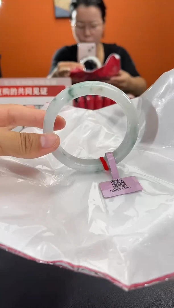 翡翠手镯未镶嵌翡翠手镯
