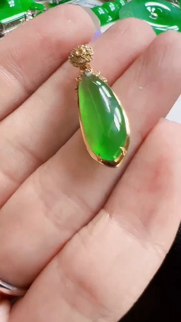 颈饰18K金镶嵌翡翠瓜
