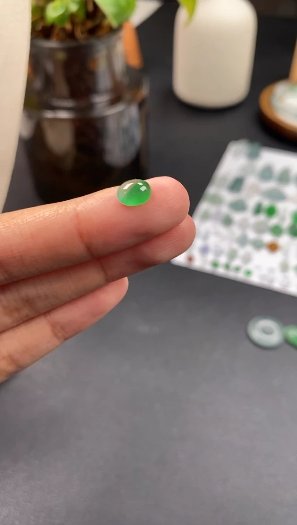 翡翠未镶嵌颈饰翡翠冰绿蛋面