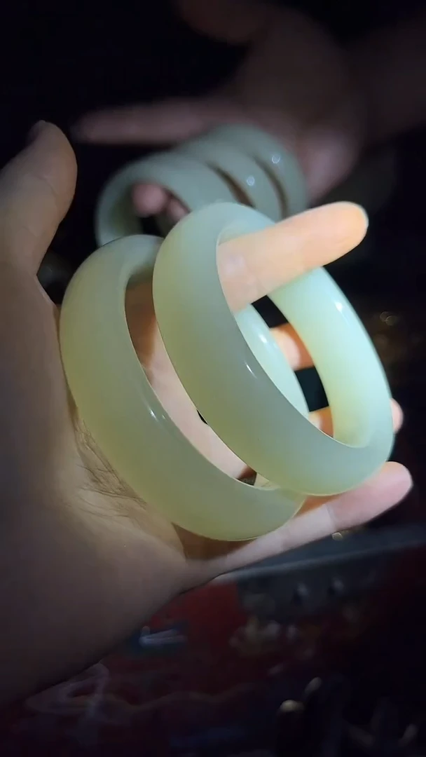 和田玉手镯未镶嵌手镯.1对.扁宽.羊油白