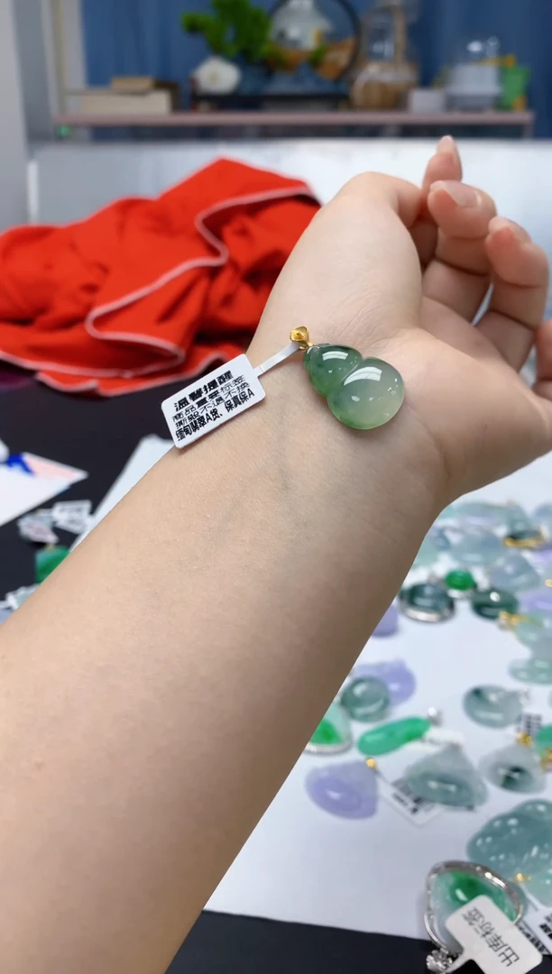 颈饰18K金镶嵌翡翠天然缅甸a货翡翠百元以上9元证书费自理