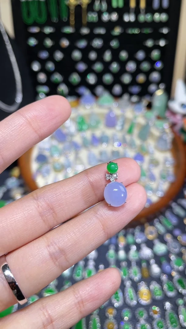 颈饰18K金镶嵌翡翠高冰粉紫蛋面吊坠