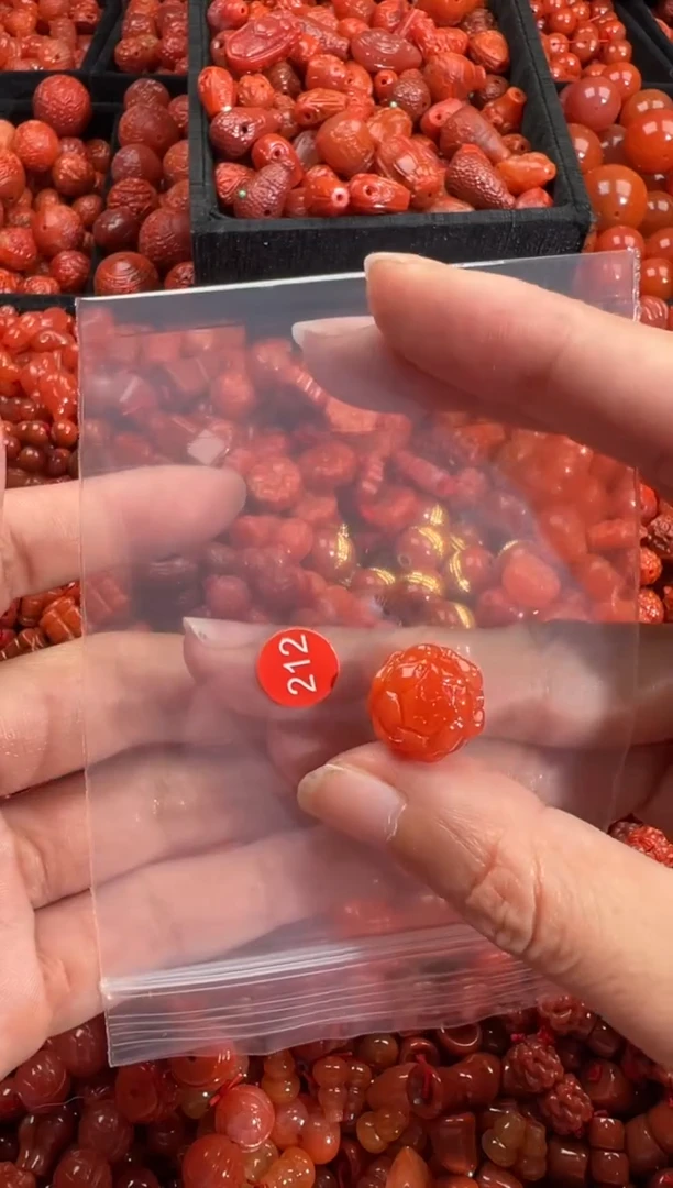 南红玛瑙未镶嵌颈饰1