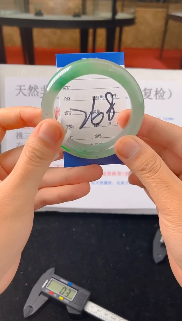 未镶嵌手镯石英质玉（非洲翠）微瑕，一经发货，运费不退介意勿拍