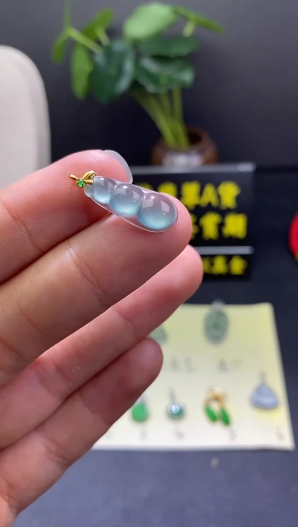 翡翠18K金镶嵌颈饰翡翠吊坠